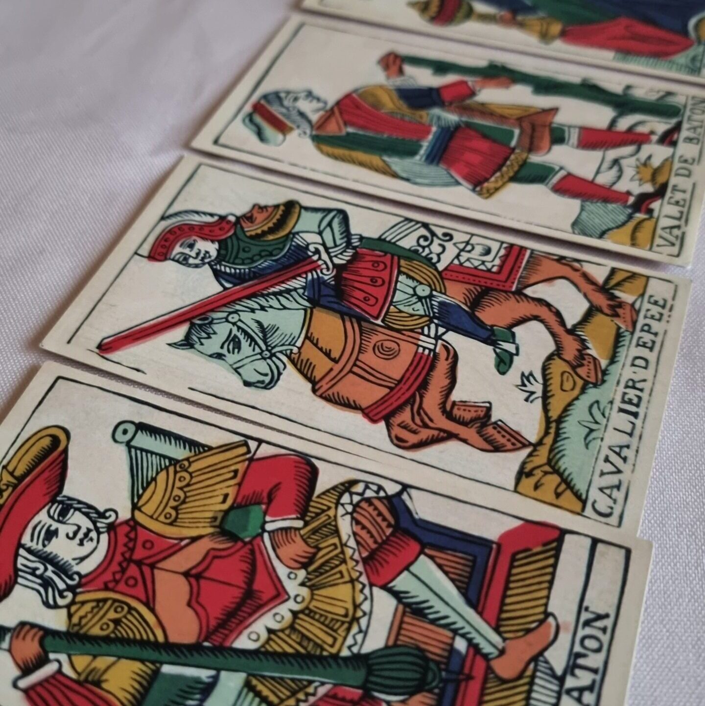 La Escuela Integral de Tarot surge como el fruto de 10 años de trabajo en la enseñanza del Tarot, formando a cientos de estudiantes y eternos buscadores del conocimiento simbólico en la técnica y arte de la interpretación de cartas, dotando a cada uno de ellos de las herramientas suficientes para poder desenvolverse con fluidez y maestría en el uso de la totalidad de la baraja, y también para poder comunicar de manera clara, empática y certera la interpretación que se elabora, tomando consciencia de que la función del lector de cartas no solamente aborda el descifrar el mensaje que éstas nos muestran (lecto-comprensión) sino también hacer que éste llegue de la manera más directa posible a nuestro consultante (comunicación).
